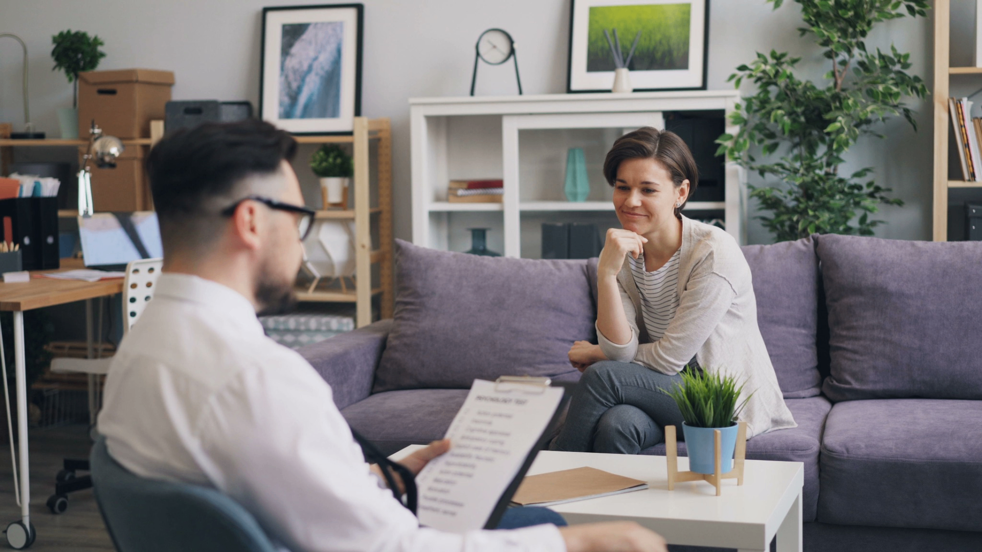 Entrevista profesional en consultorio clínico