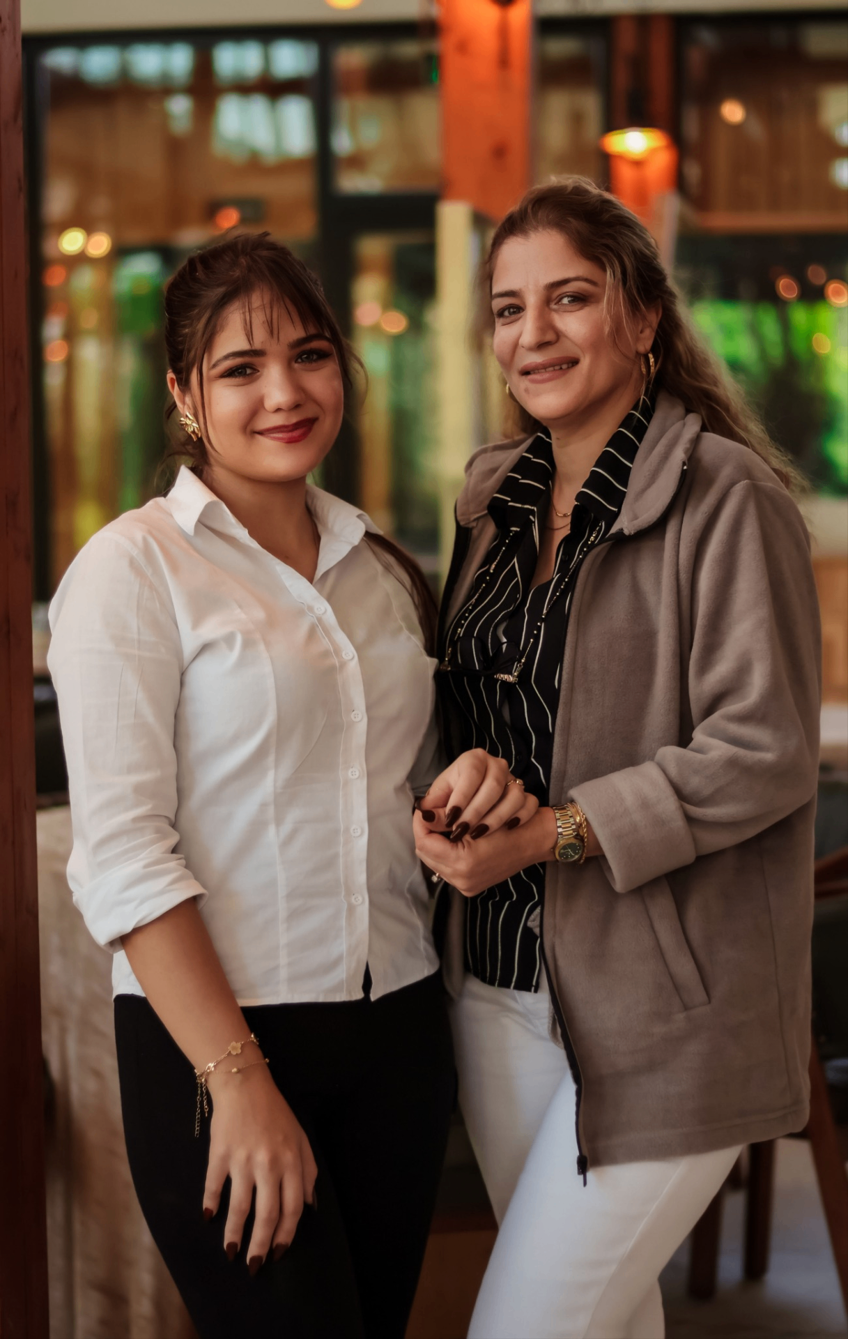 Dos mujeres mirando a cámara con cercanía y contención