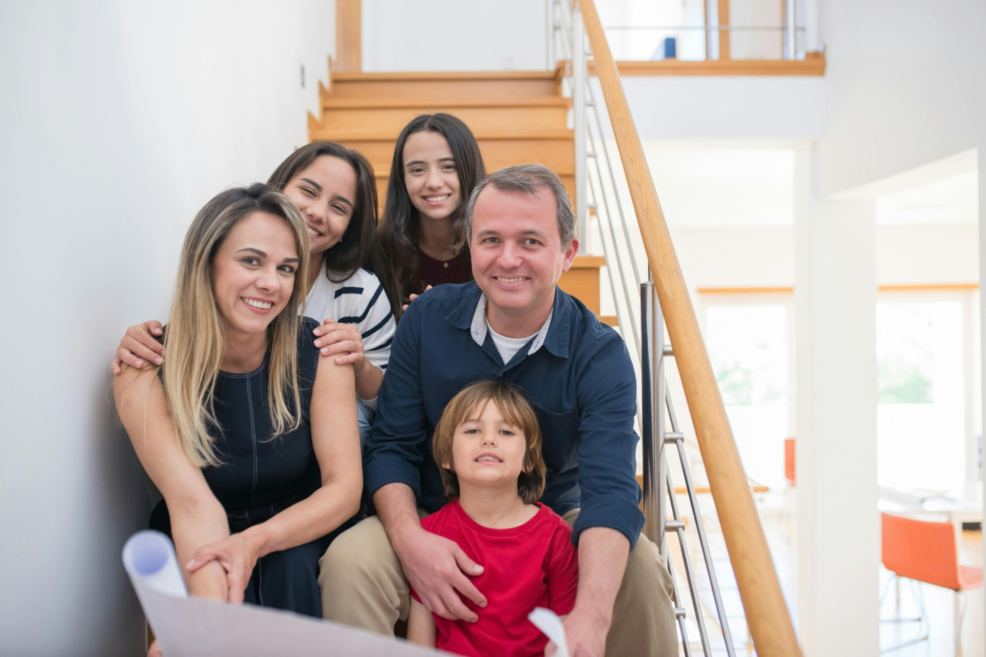 Familia reunida en su hogar